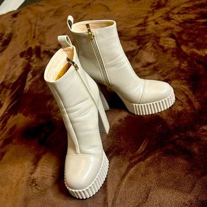 Neutral but Sazzyyyy!!! Enjoy the hills on a rainy day, why not?